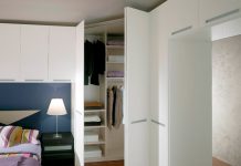 Weißer Holzschrank