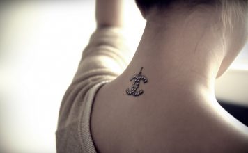 Μικρά τατουάζ στα χέρια και τα πόδια για φωτογραφίες κοριτσιών